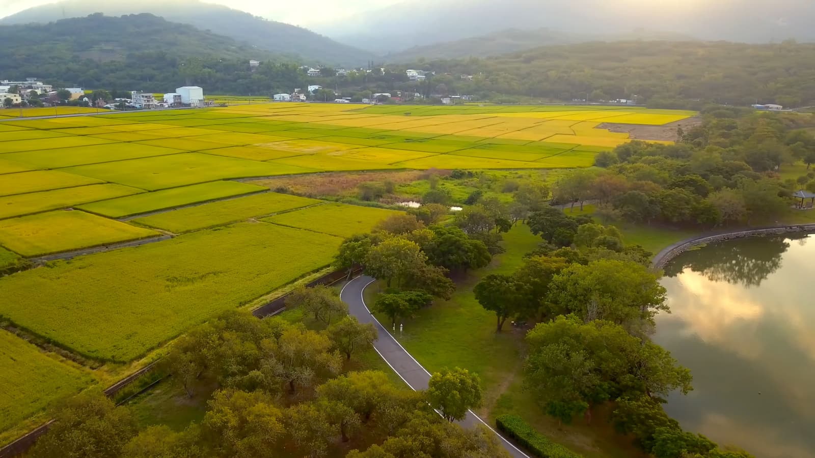 縦谷のほとりに連なる中央山脈の稜線、山の頂を流れていく雲