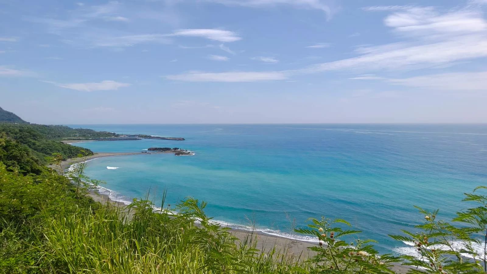 東海岸的弧形海灣、漁港與防波堤(實景・五星台東旅遊自攝)