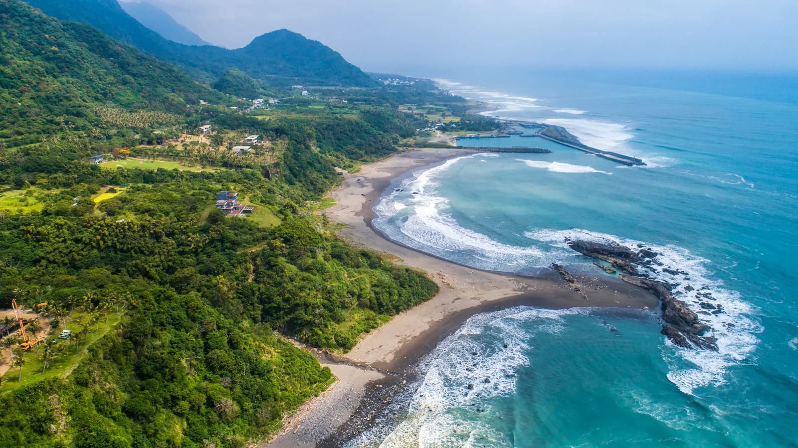 從高處看金樽,沙灘連到海裡的小島(實景・交通部觀光署東部海岸國家風景區管理處開放資料)