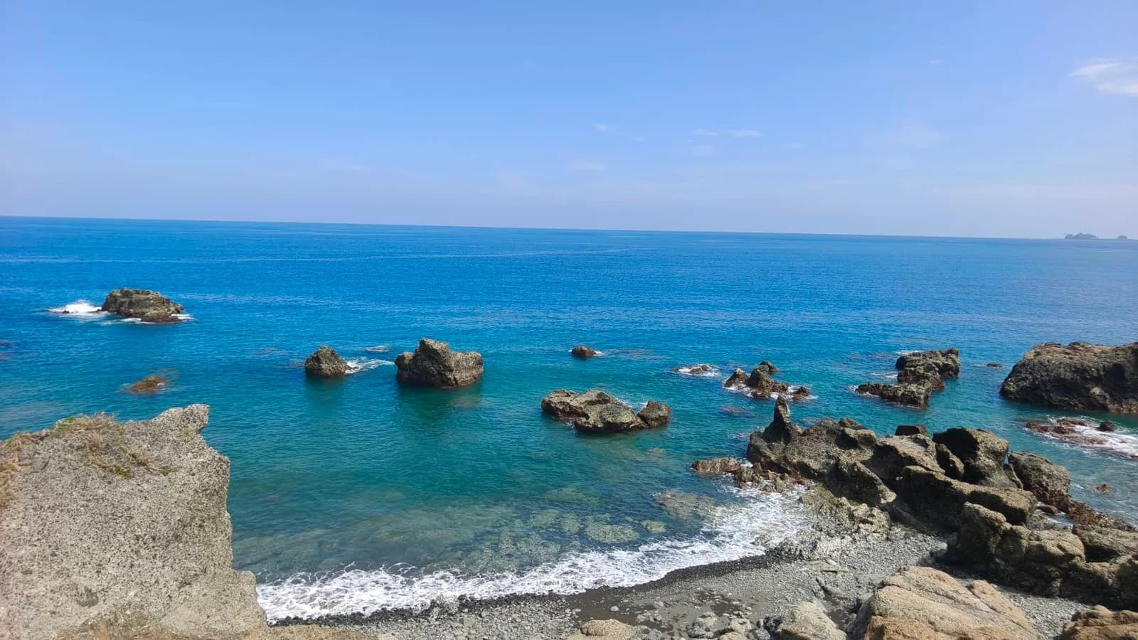 礁岩與珊瑚礁外的浪花(實景・五星台東旅遊自攝)