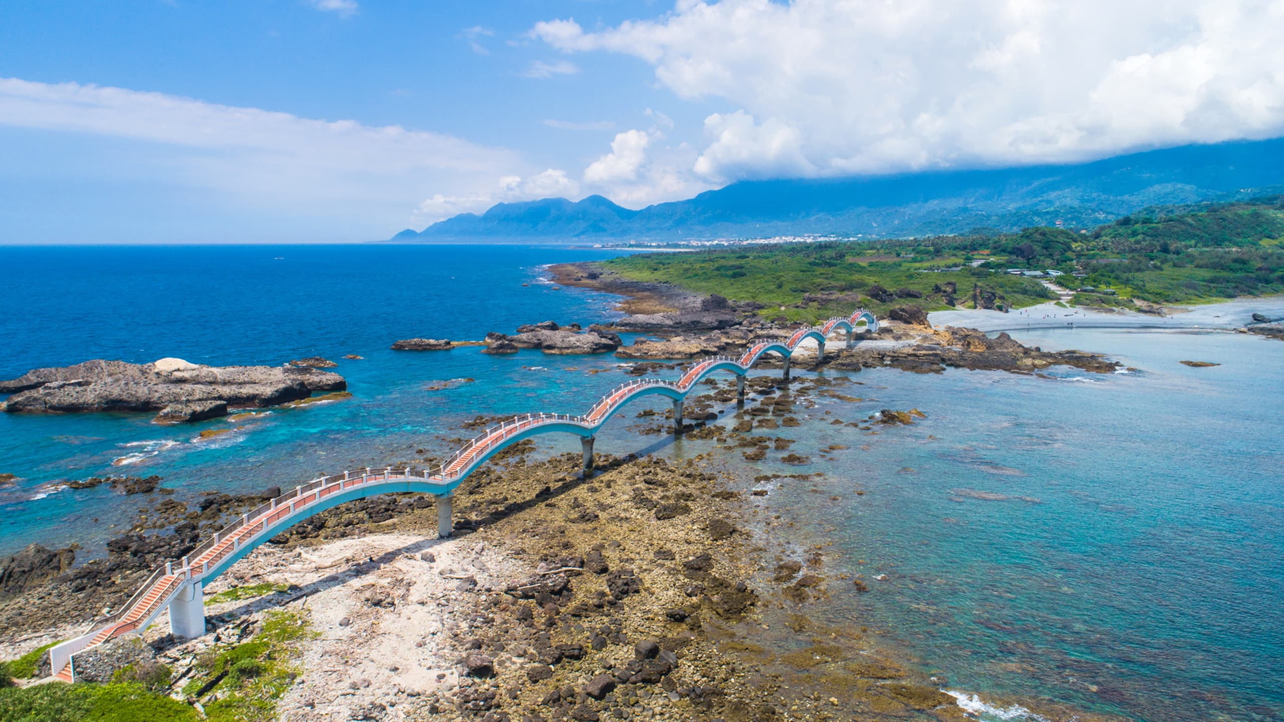 東海岸的海蝕礁岩,太平洋拍打著嶙峋的岩岸